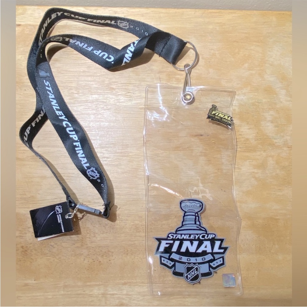 Chicago Blackhawks Stanley Cup Final 2010 Lanyard Ticket Holder With Pin.